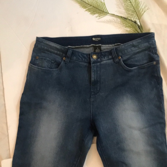 “HAGGAR” Petite Ladies Denim Jeans. - Picture 4 of 14